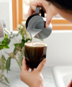 vero_cappuccino_smoke_lifestyle_barista_pour_forweb