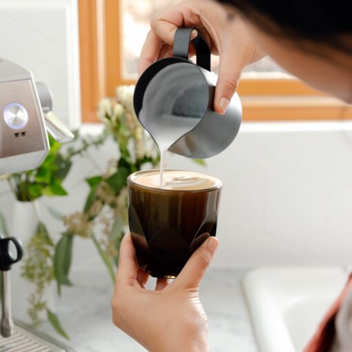 vero_cappuccino_smoke_lifestyle_barista_pour_forweb