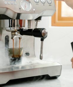 vero_espresso_smoke_lifestyle_machine_pour_forweb