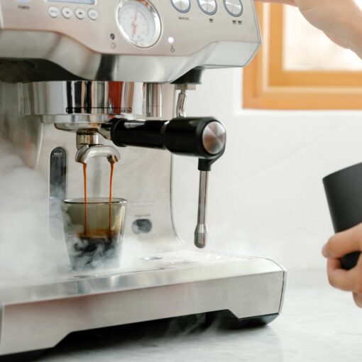 vero_espresso_smoke_lifestyle_machine_pour_forweb