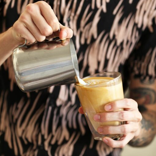vero_latte_clear_ls_pour