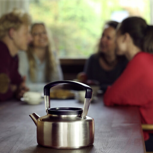 Tias kettle with family