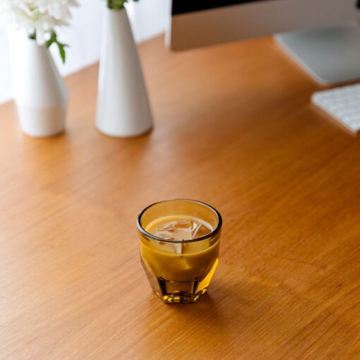 vero_amber_cortado_vases_desk_1080