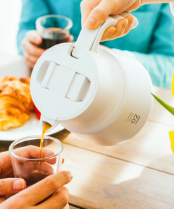 V60 Insulated Stainless Steel Server PLUS - white in use pouring