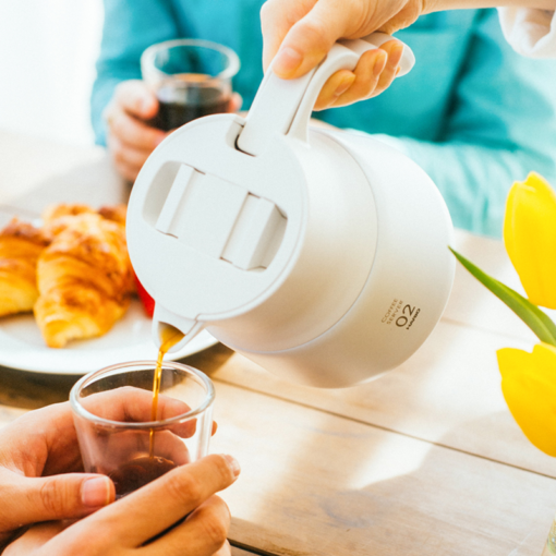 V60 Insulated Stainless Steel Server PLUS - white in use pouring