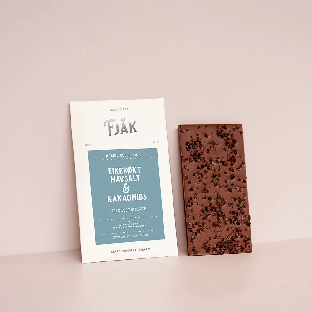 Fjåk Sjokolade – 45% milk nibs & oak smoked salt craft chocolate bar, product image from Kaffebox