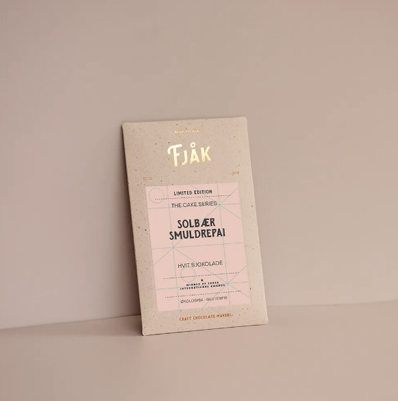 Fjåk Solbær smuldrepai – Blackcurrant Pie White Chocolate, product image from Kaffebox