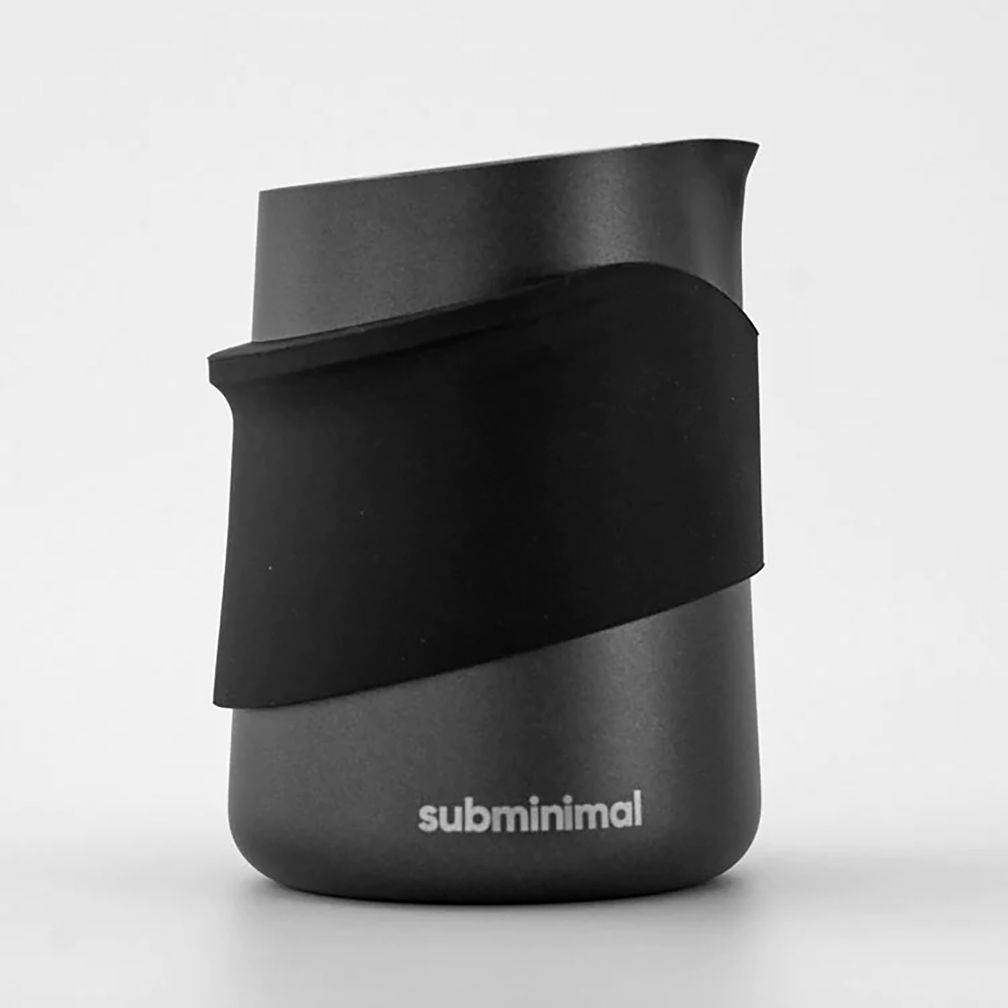 https://www.kaffebox.no/wp-content/uploads/2023/10/subminimal-handleless-jug-black.jpg