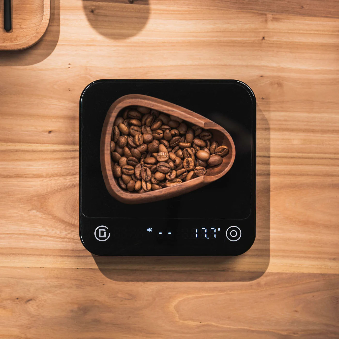 DiFluid Microbalance Ti Precision Brewing Scale, product image from Kaffebox